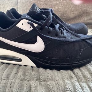 Men’s Nike Airmax Black and White Sneakers